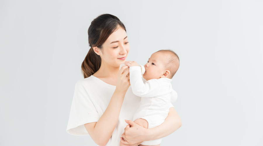 侧躺喂借卵供卵低费用生的宝宝母乳姿势图（侧躺着喂母乳对借卵供卵低费用生的宝宝的危害）